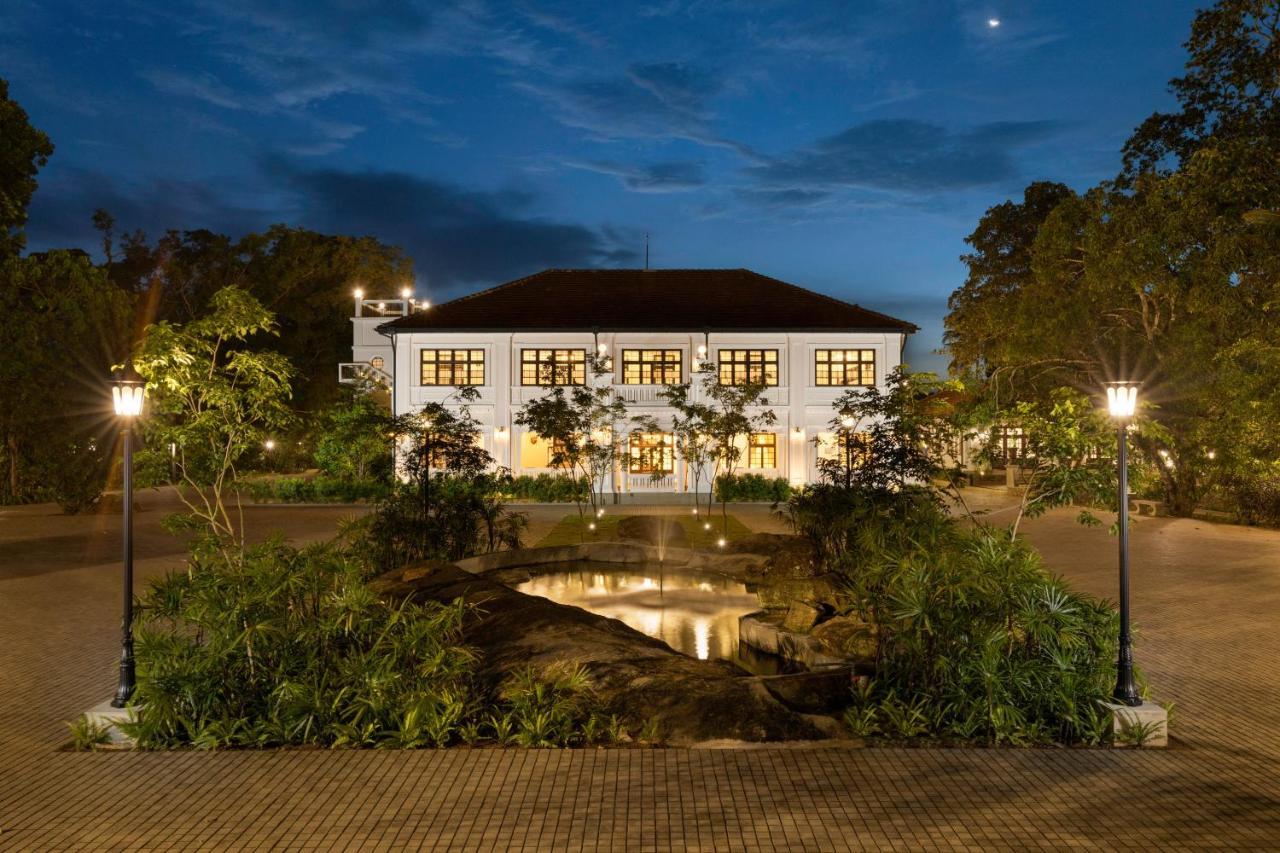 The Grand Walawwa Hotel Пинавала Екстериор снимка