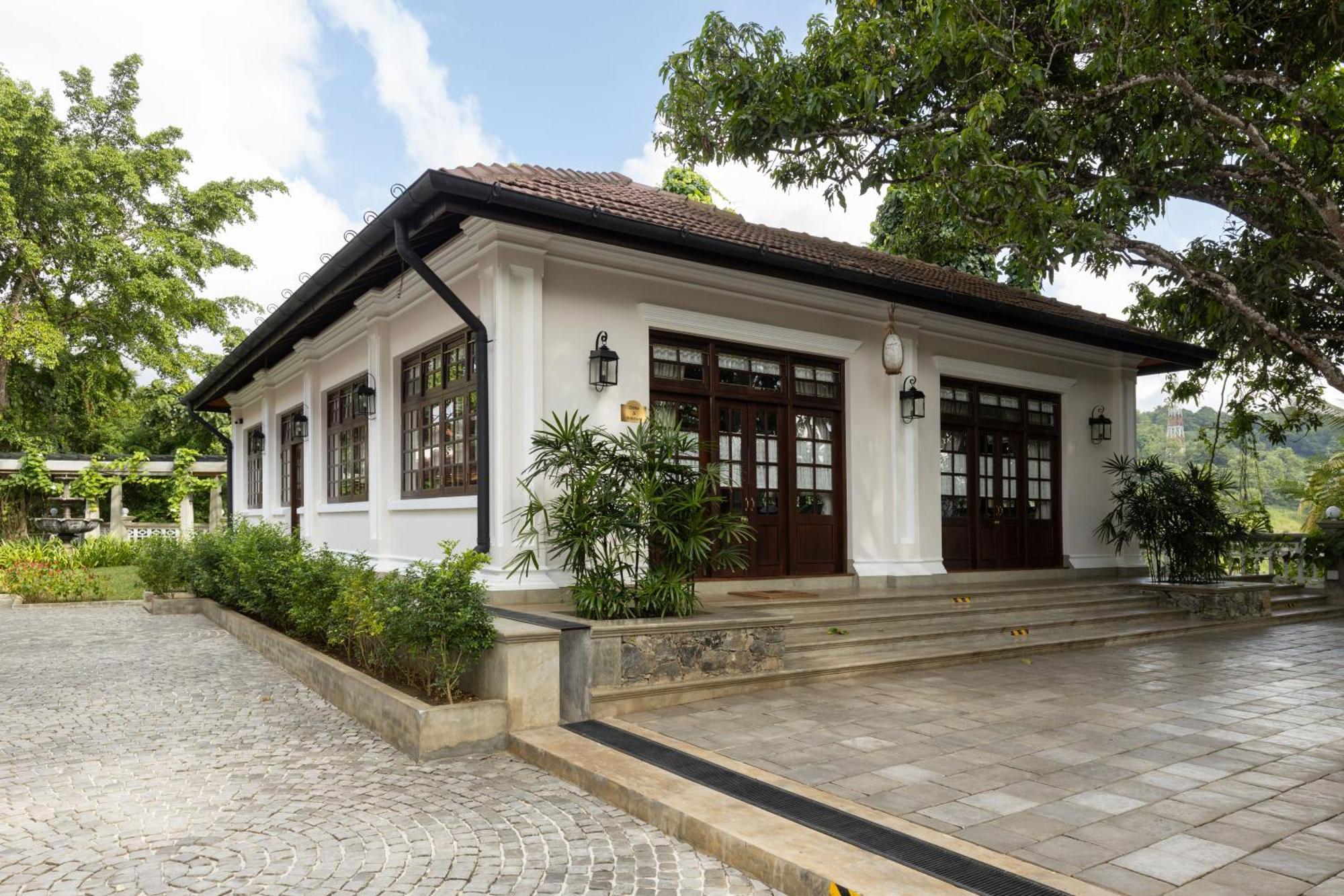 The Grand Walawwa Hotel Пинавала Екстериор снимка